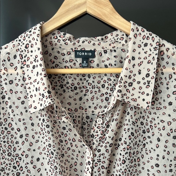 Torrid Chiffon Twist Front Tunic Shirt Tan Leopard Print Plus Size 5X - Picture 3 of 16